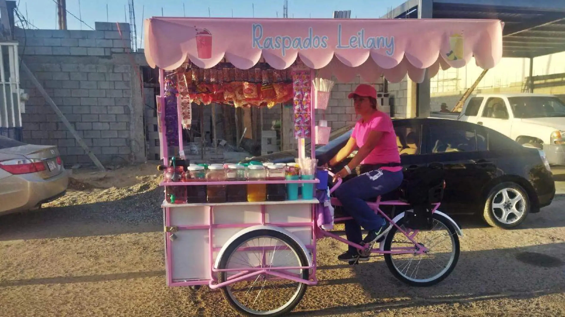 Gisela Berenice Solorio recorre la ciudad para ofrecer en venta raspados y golosinas